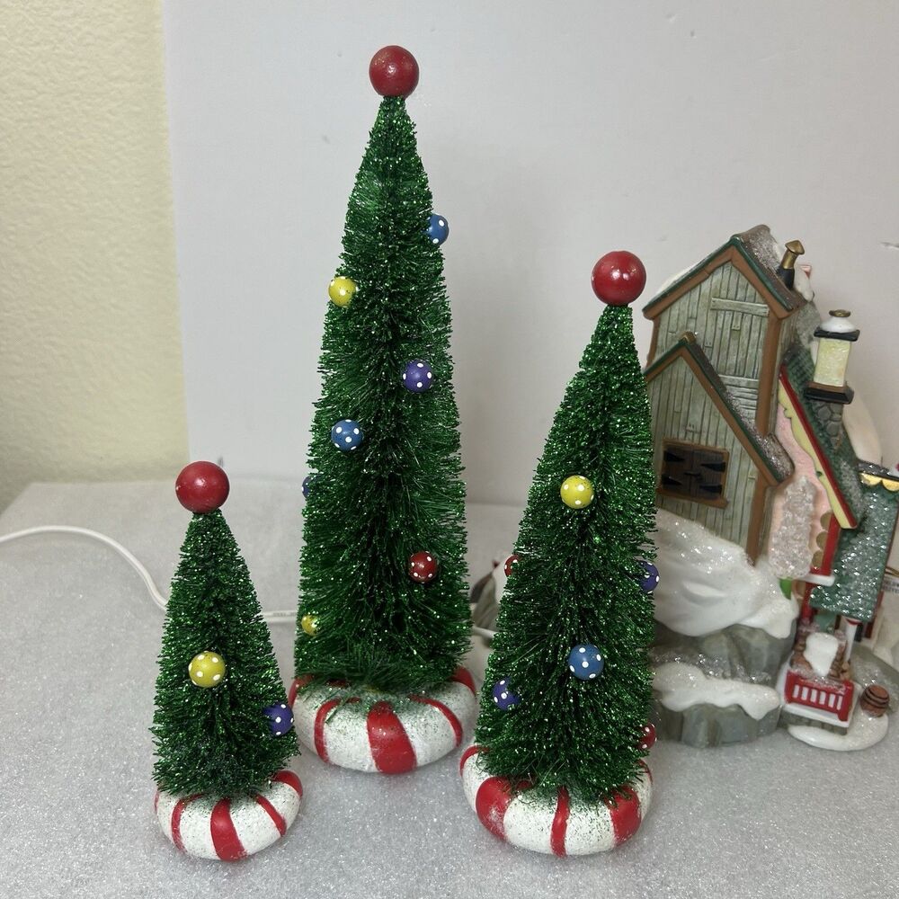 Dept 56 North Pole Series Sweet Rock Candy Co. 56725 Xmas Lighted Village W Figu - Picture 11 of 15